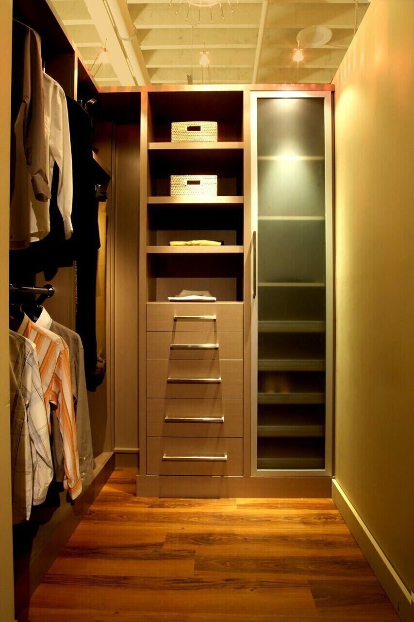 Маленький гардероб. Небольшие гардеробные комнаты. Маленькая гардеробная комната. Гардеробная в маленькой кладовке. Гардеробную в кладовке в квартире